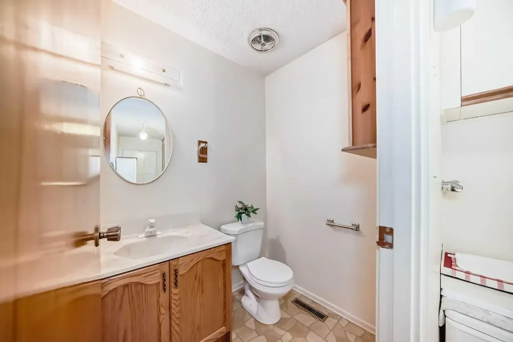 8 Varsdale Place NW Calgary AB T3A 0G7