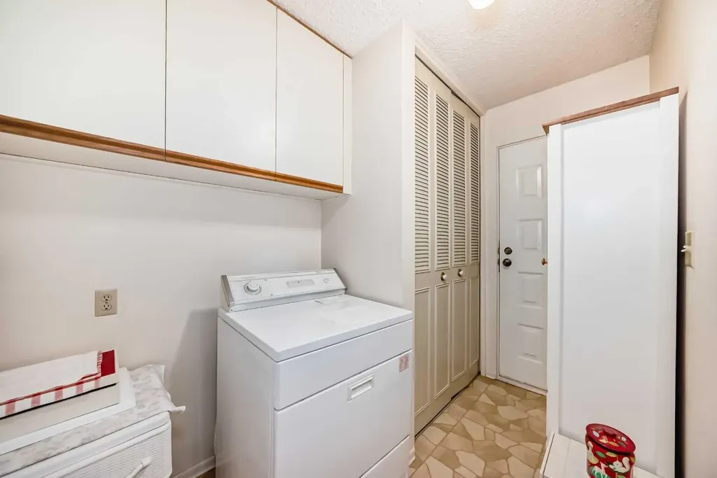 8 Varsdale Place NW Calgary AB T3A 0G7