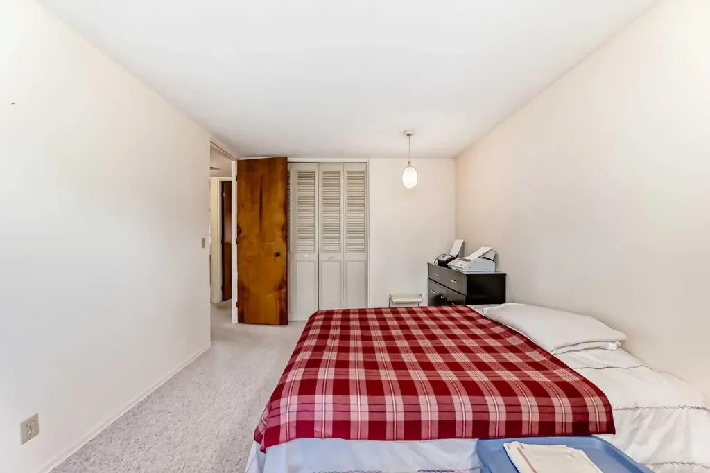 8 Varsdale Place NW Calgary AB T3A 0G7