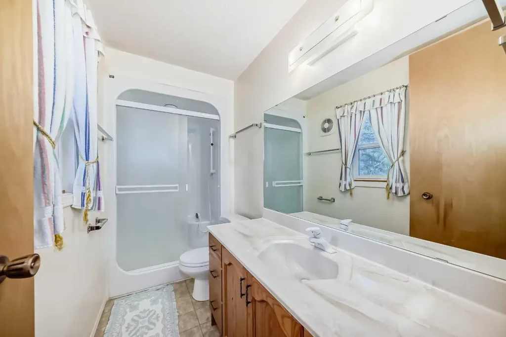 8 Varsdale Place NW Calgary AB T3A 0G7