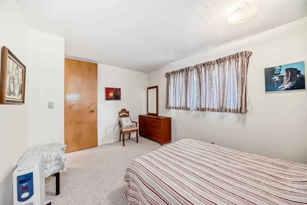 8 Varsdale Place NW Calgary AB T3A 0G7