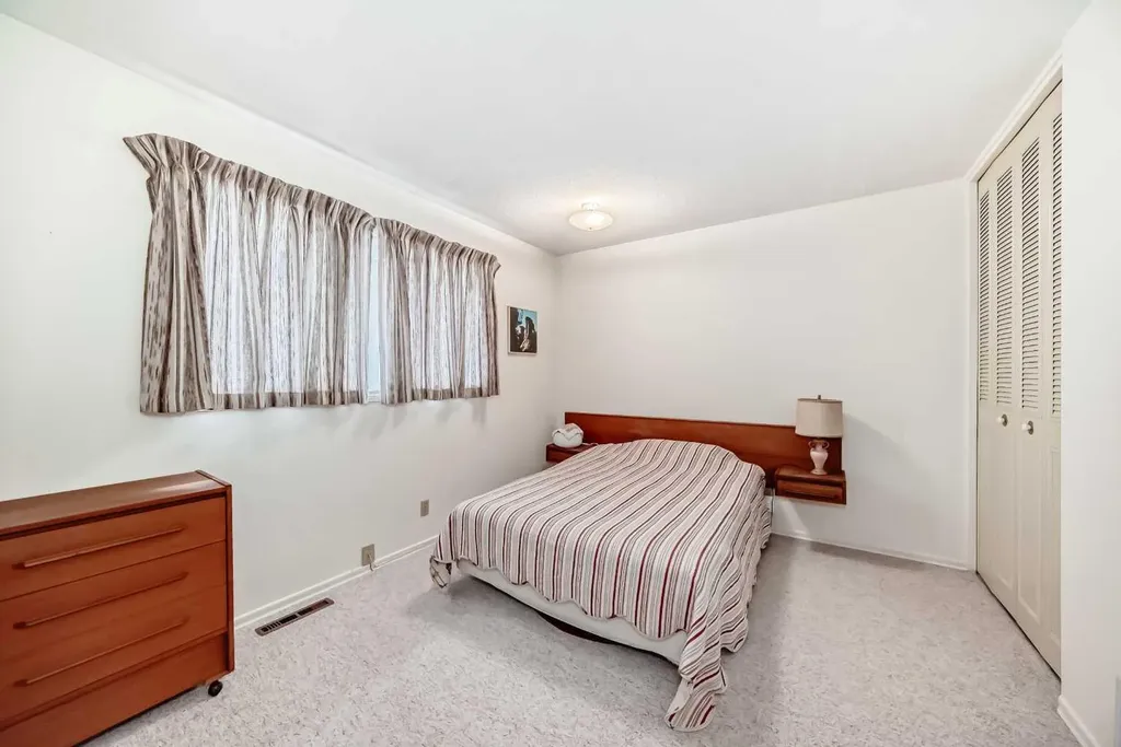 8 Varsdale Place NW Calgary AB T3A 0G7
