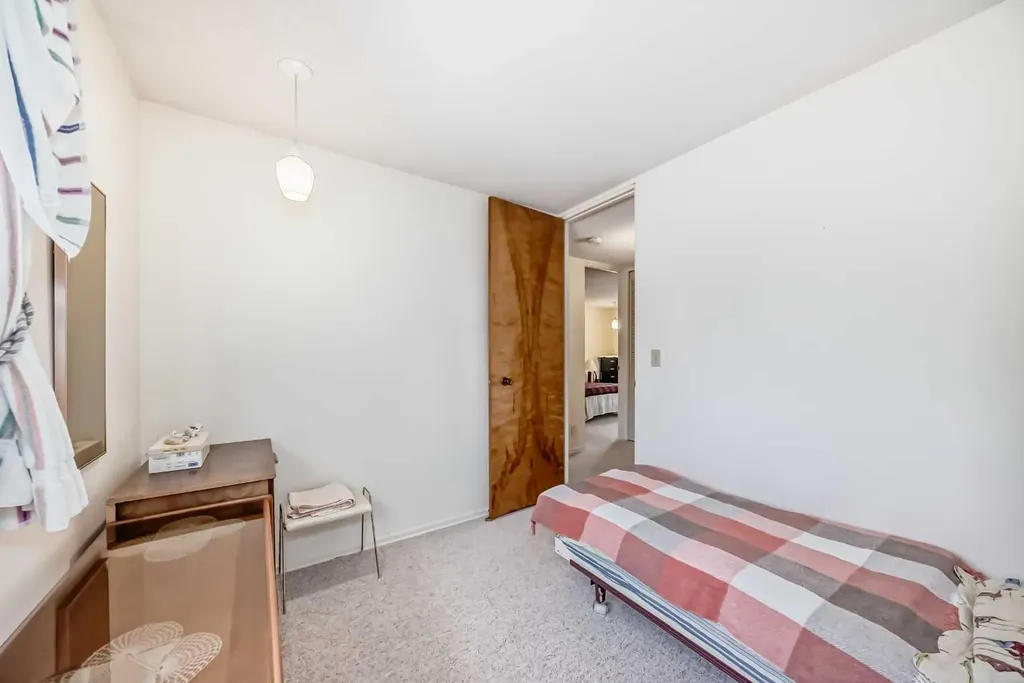 8 Varsdale Place NW Calgary AB T3A 0G7