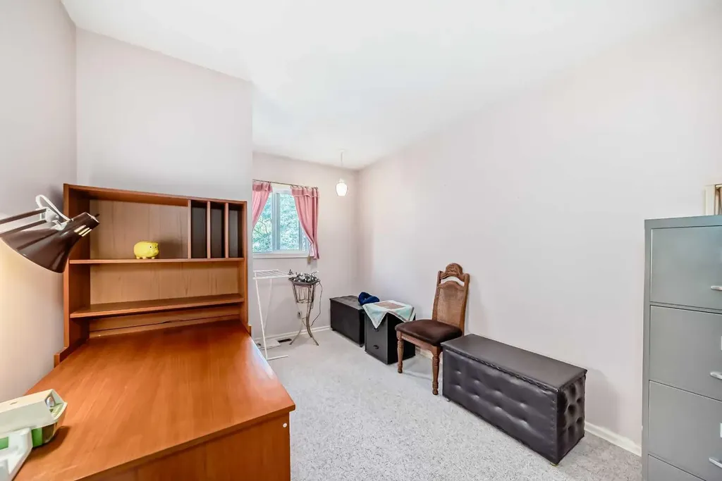 8 Varsdale Place NW Calgary AB T3A 0G7