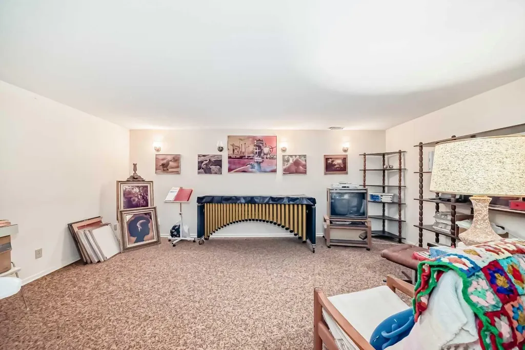 8 Varsdale Place NW Calgary AB T3A 0G7