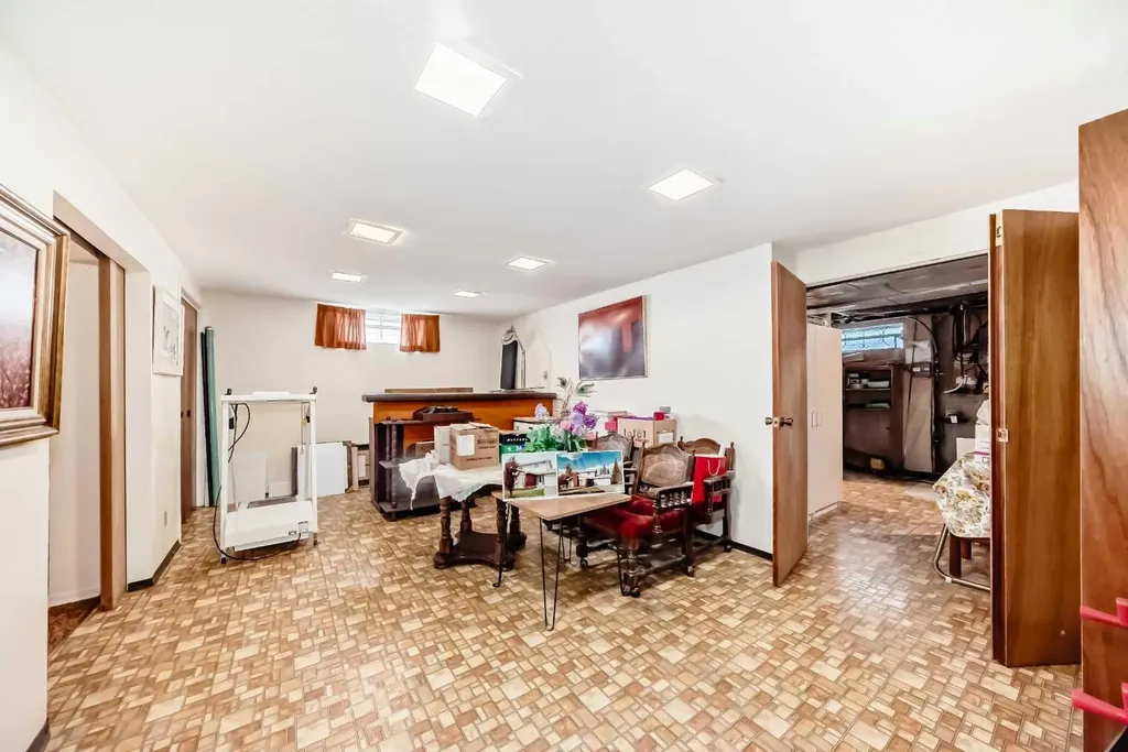 8 Varsdale Place NW Calgary AB T3A 0G7