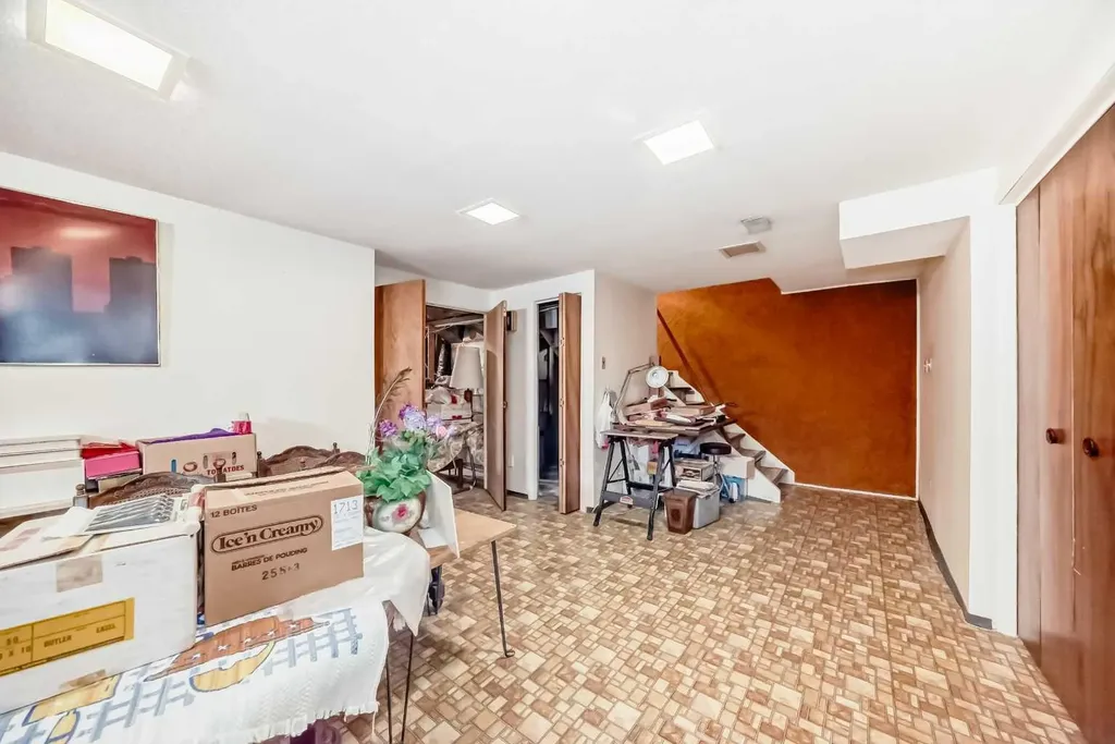 8 Varsdale Place NW Calgary AB T3A 0G7