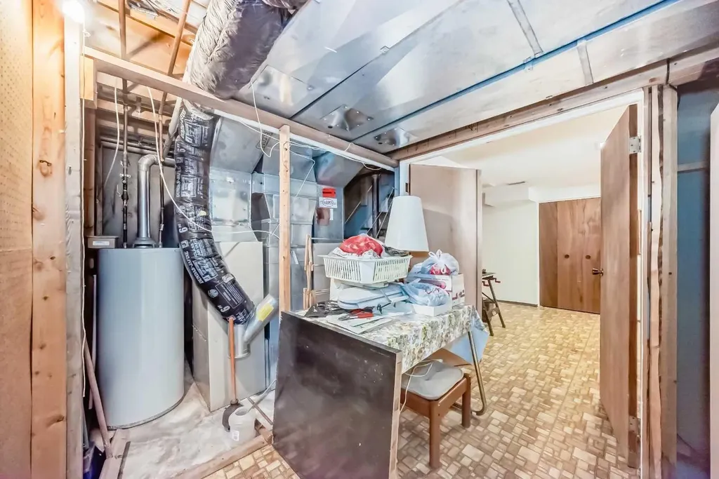 8 Varsdale Place NW Calgary AB T3A 0G7