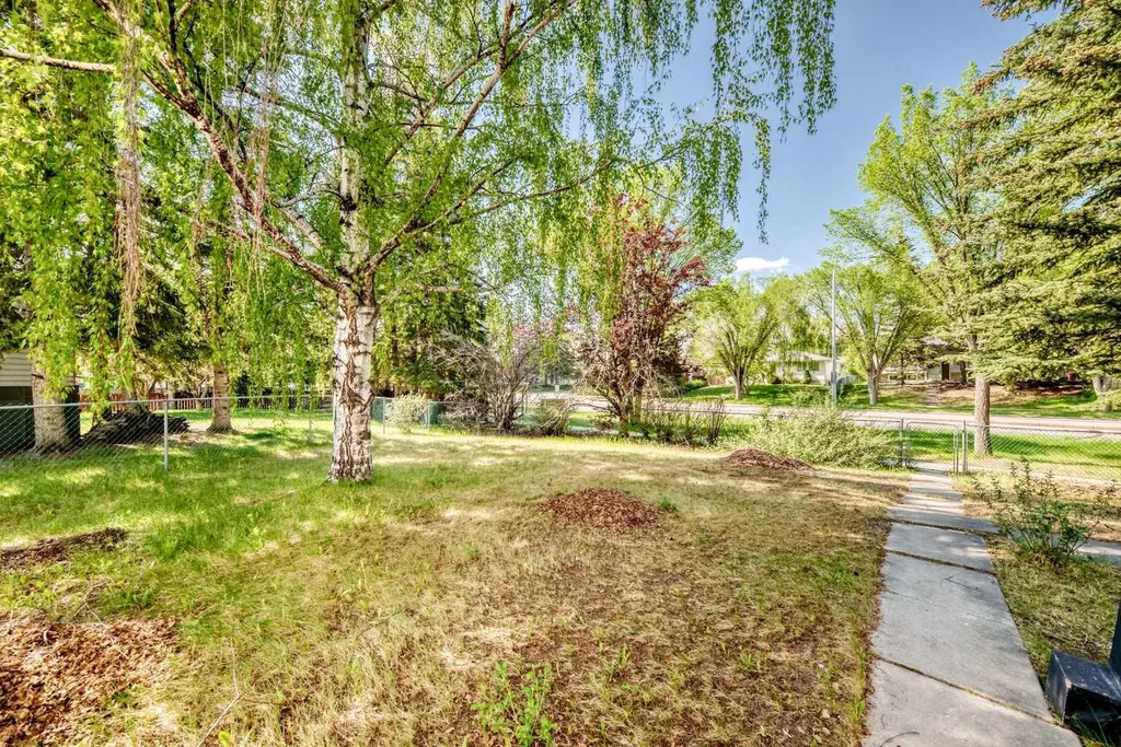 8 Varsdale Place NW Calgary AB T3A 0G7