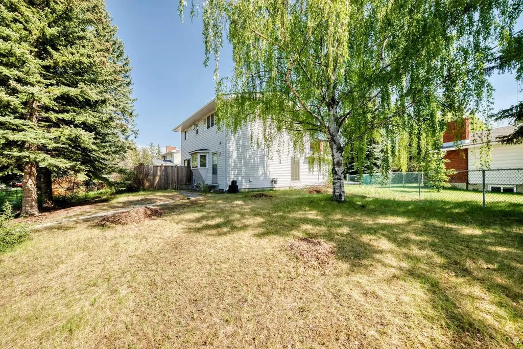 8 Varsdale Place NW Calgary AB T3A 0G7