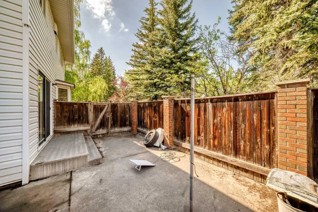 8 Varsdale Place NW Calgary AB T3A 0G7