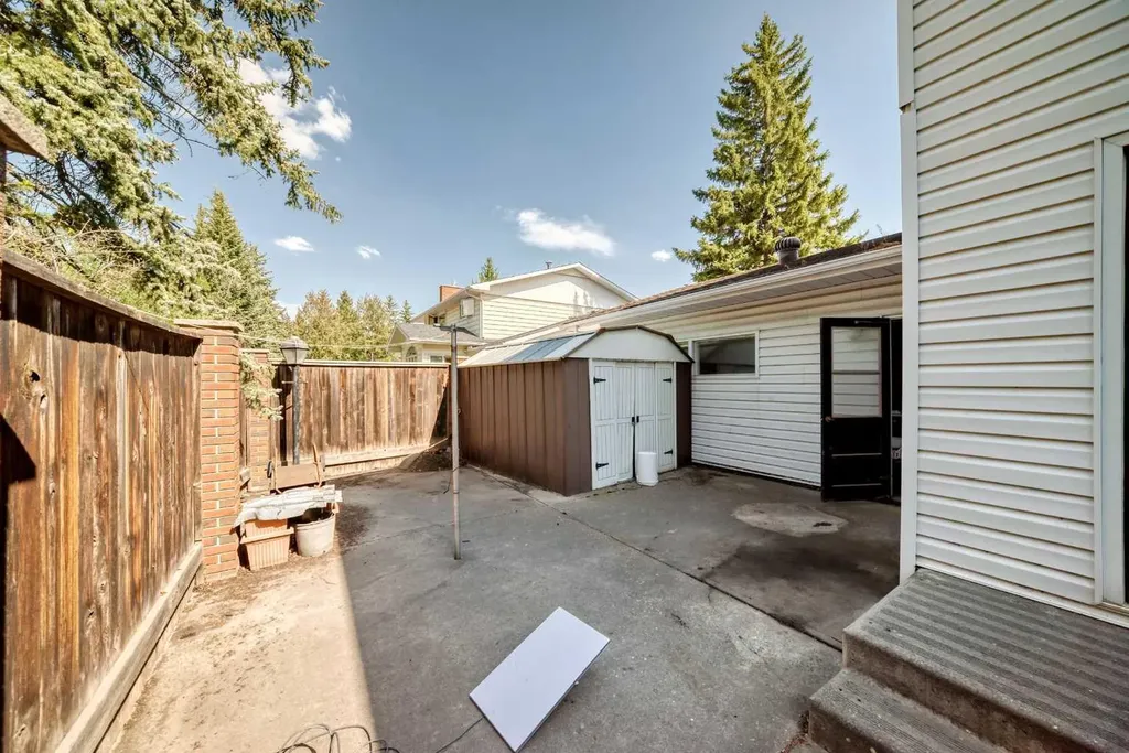 8 Varsdale Place NW Calgary AB T3A 0G7