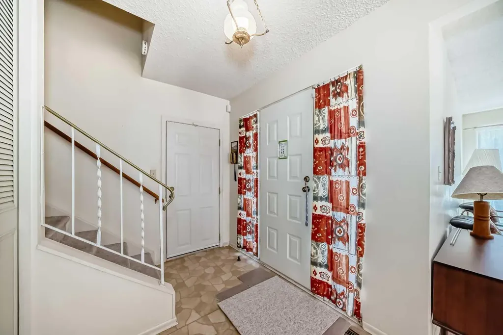 8 Varsdale Place NW Calgary AB T3A 0G7