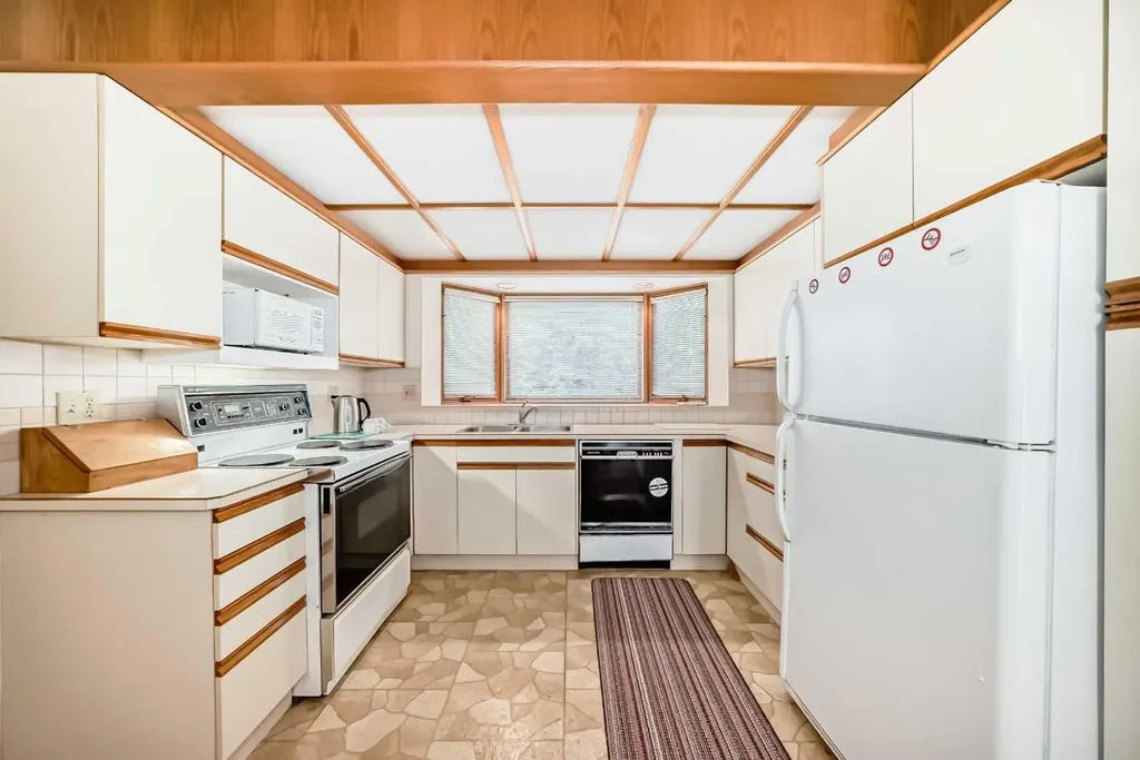 8 Varsdale Place NW Calgary AB T3A 0G7