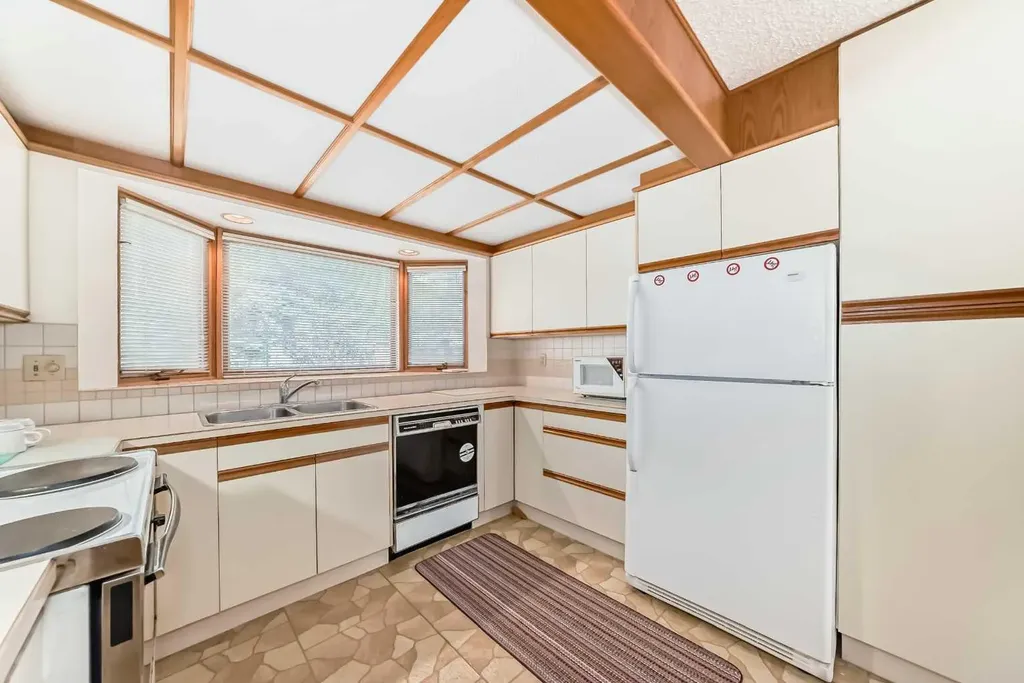 8 Varsdale Place NW Calgary AB T3A 0G7