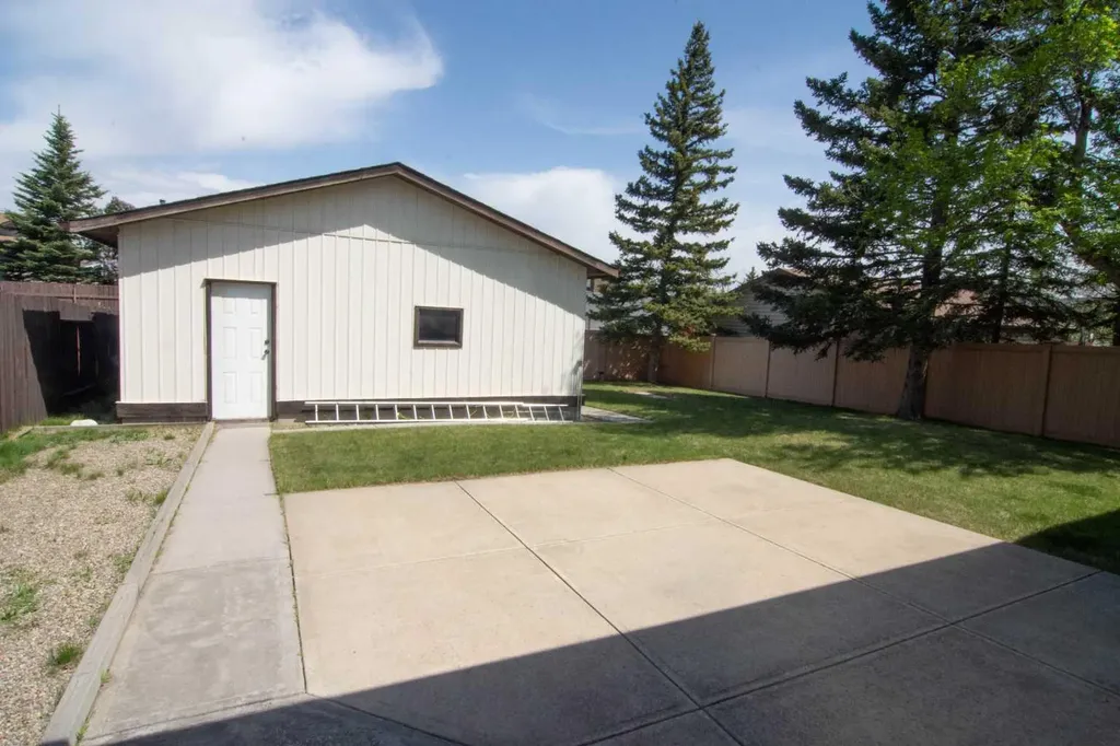 340 Templeton Circle NE Calgary AB T1Y 4L7