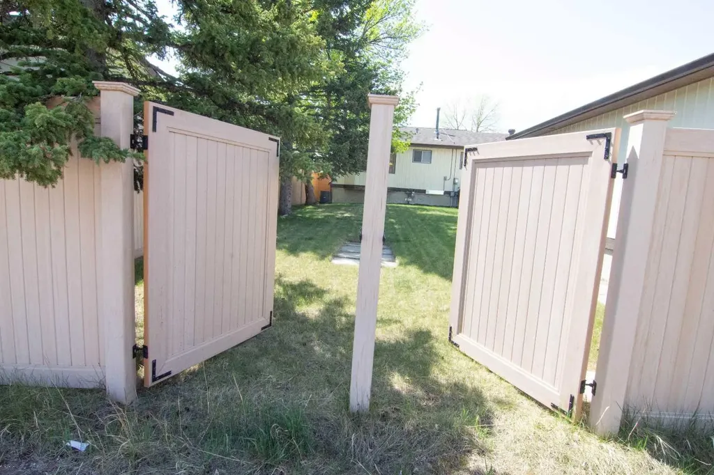 340 Templeton Circle NE Calgary AB T1Y 4L7