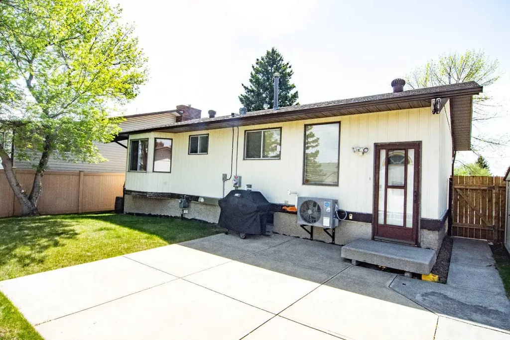 340 Templeton Circle NE Calgary AB T1Y 4L7