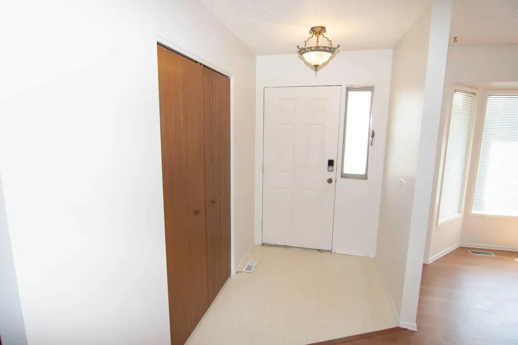 340 Templeton Circle NE Calgary AB T1Y 4L7