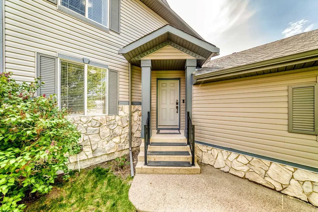 34 Kingsland Heights SE Airdrie AB T4A 0A3