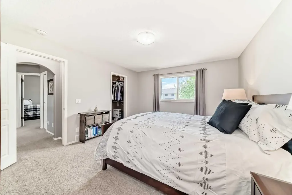 34 Kingsland Heights SE Airdrie AB T4A 0A3