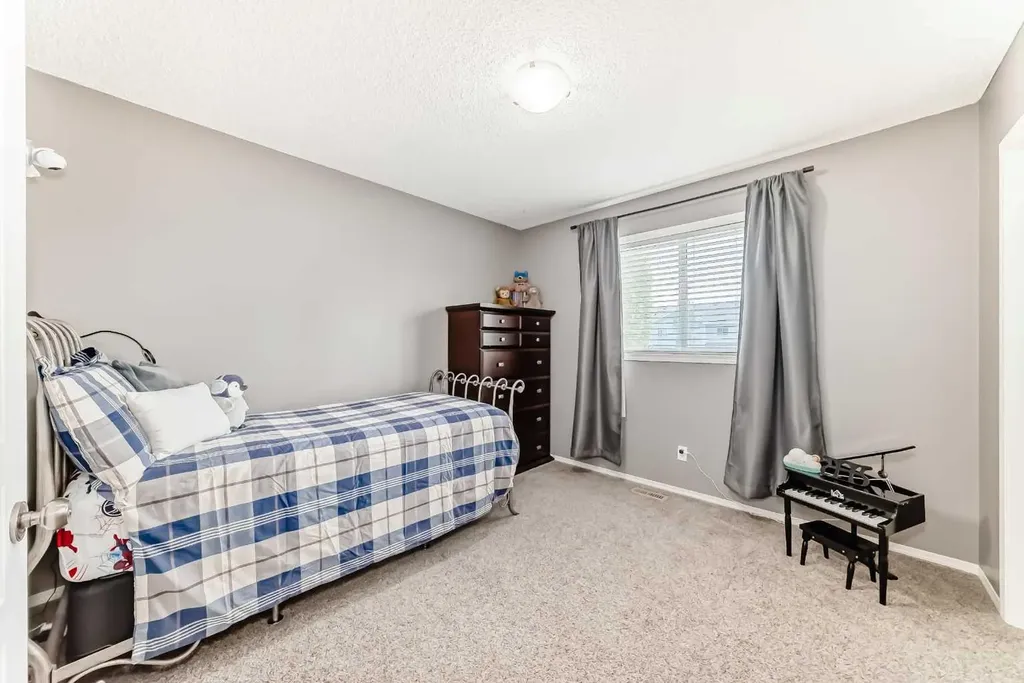 34 Kingsland Heights SE Airdrie AB T4A 0A3