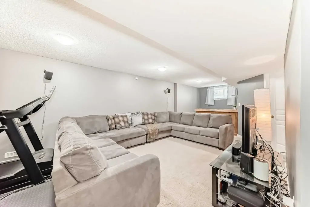 34 Kingsland Heights SE Airdrie AB T4A 0A3