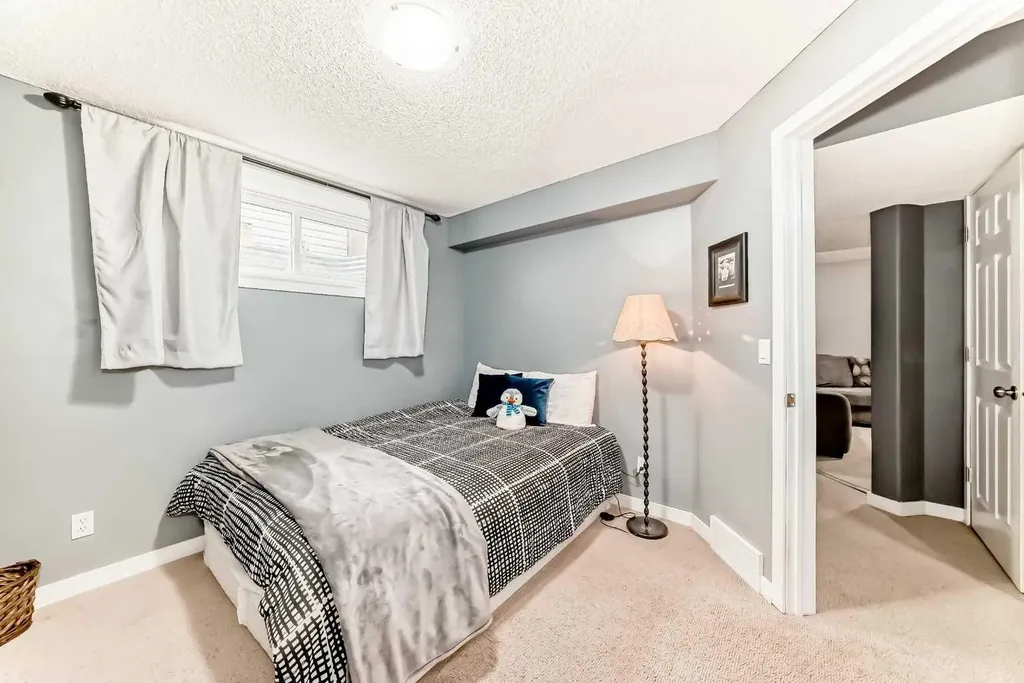 34 Kingsland Heights SE Airdrie AB T4A 0A3
