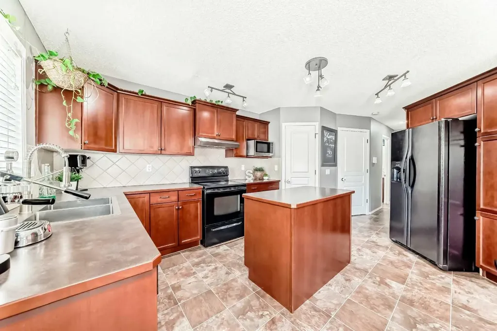 34 Kingsland Heights SE Airdrie AB T4A 0A3