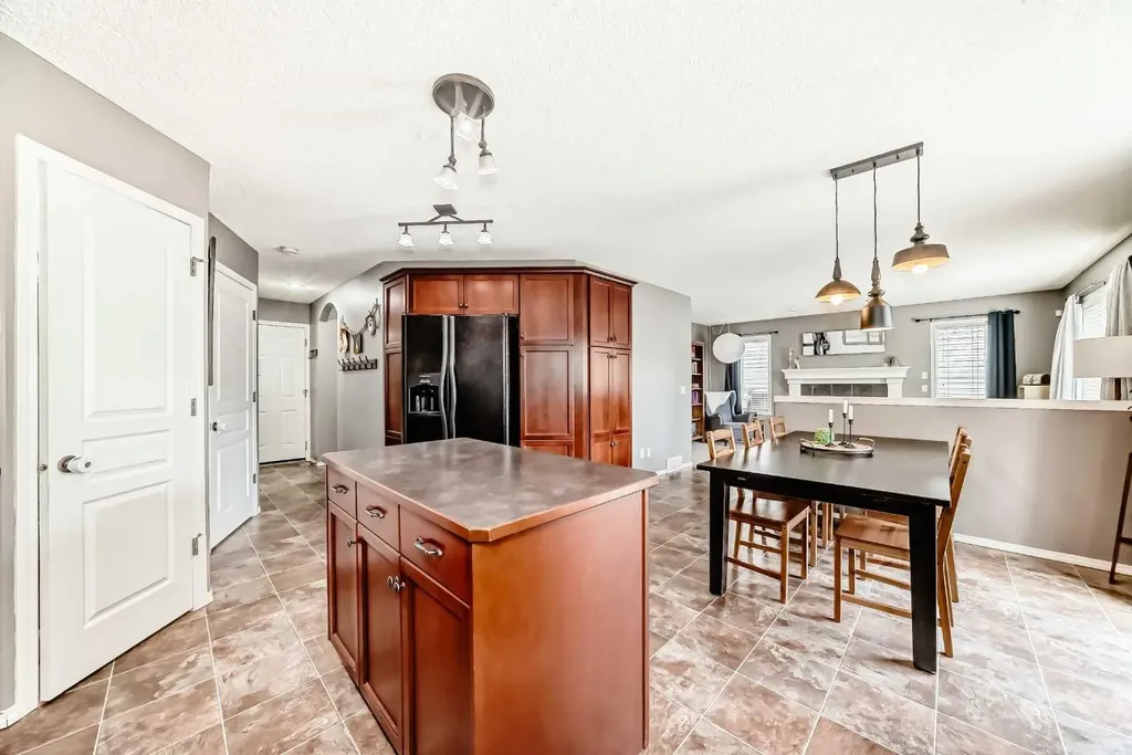 34 Kingsland Heights SE Airdrie AB T4A 0A3