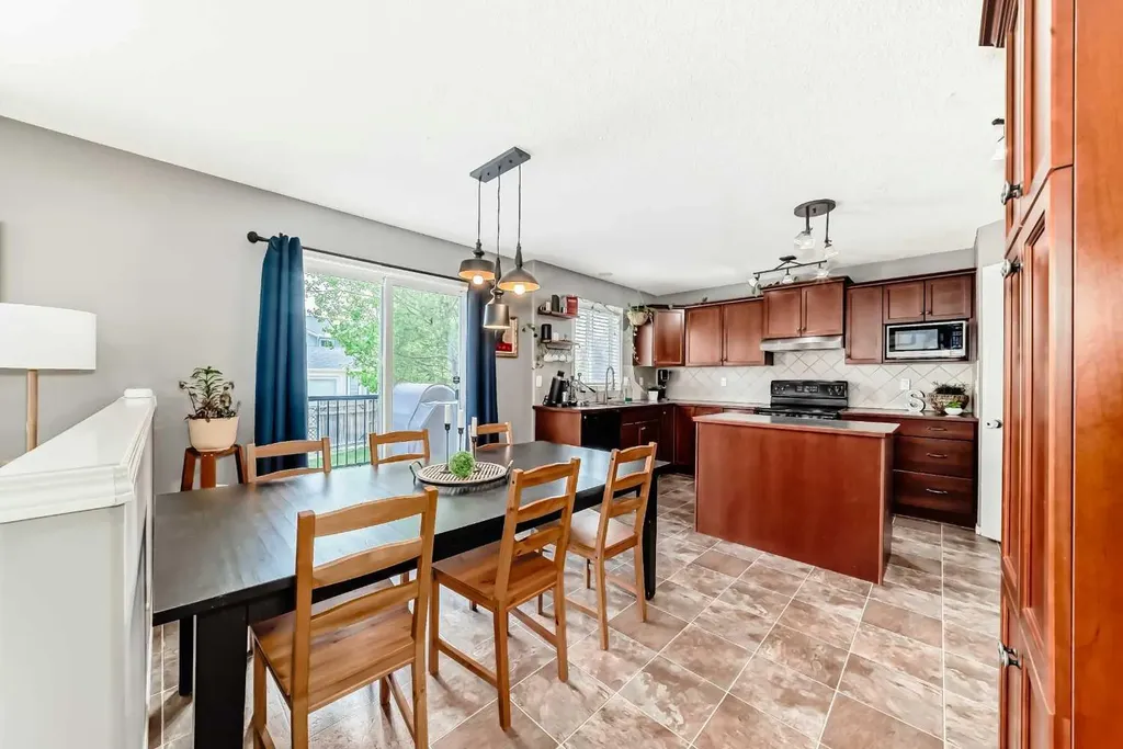 34 Kingsland Heights SE Airdrie AB T4A 0A3