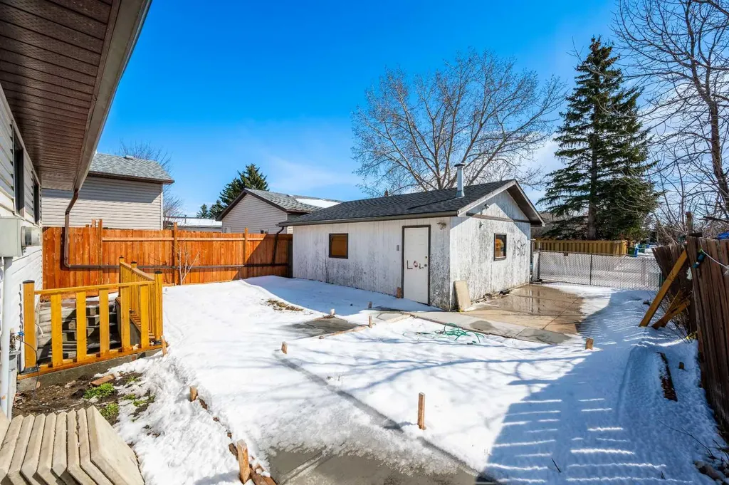 255 Castleridge Drive NE Calgary AB T3J 1P3
