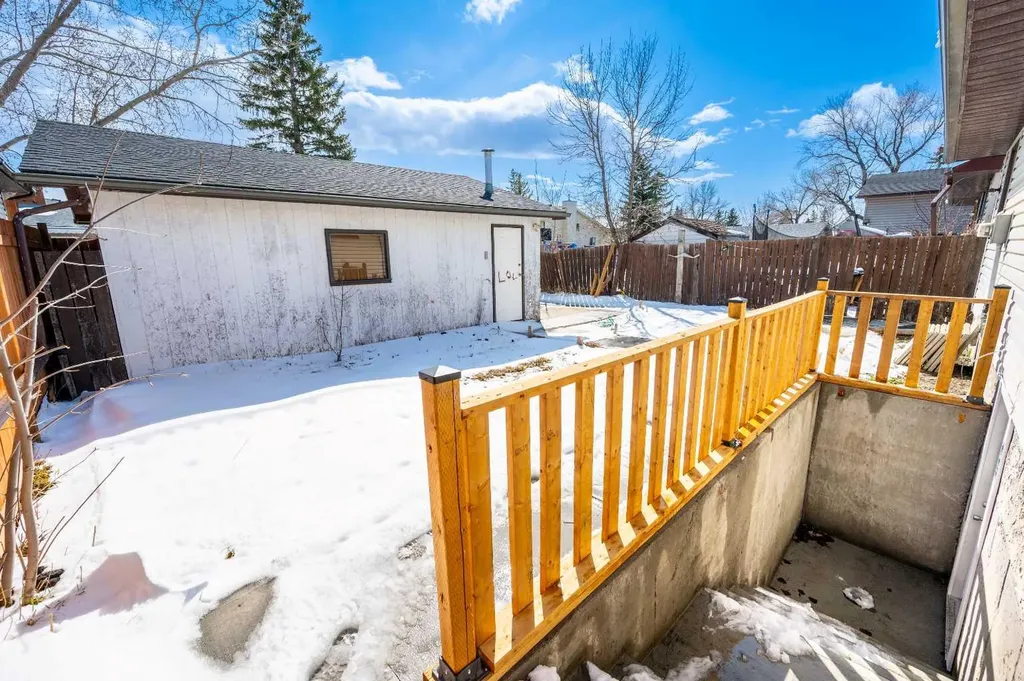 255 Castleridge Drive NE Calgary AB T3J 1P3