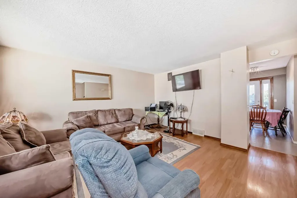970 Berkley Drive NW Calgary AB T3K 1A2