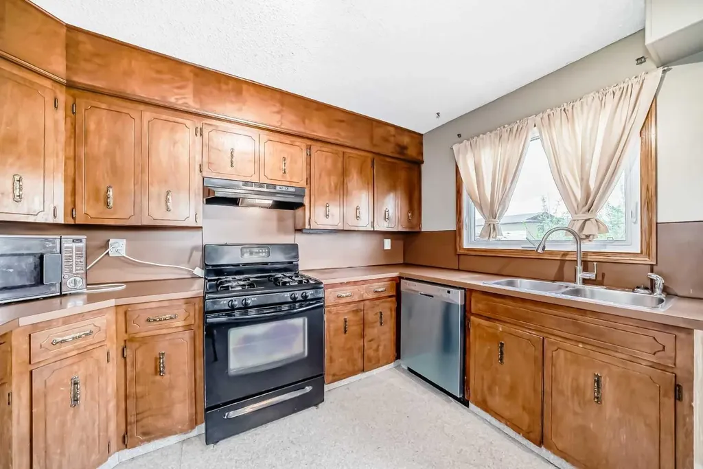 970 Berkley Drive NW Calgary AB T3K 1A2