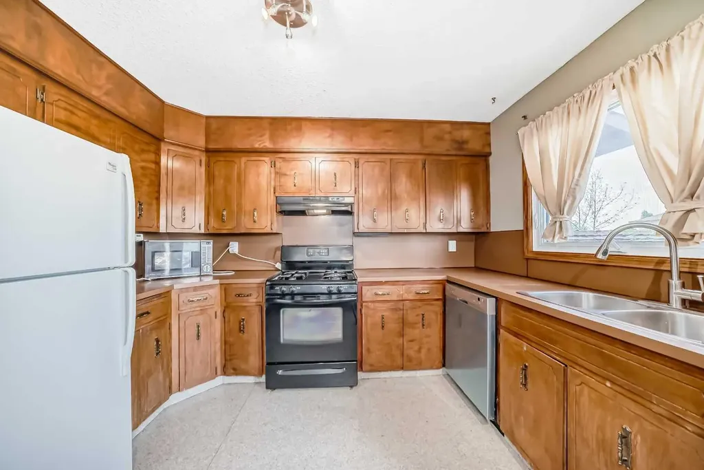 970 Berkley Drive NW Calgary AB T3K 1A2