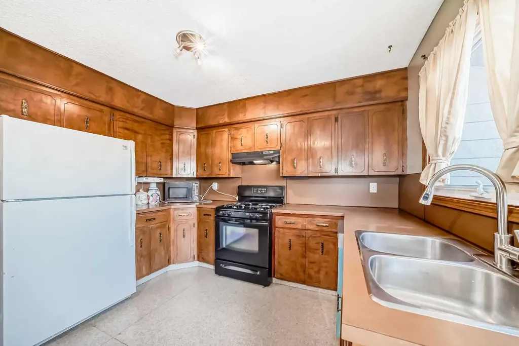 970 Berkley Drive NW Calgary AB T3K 1A2