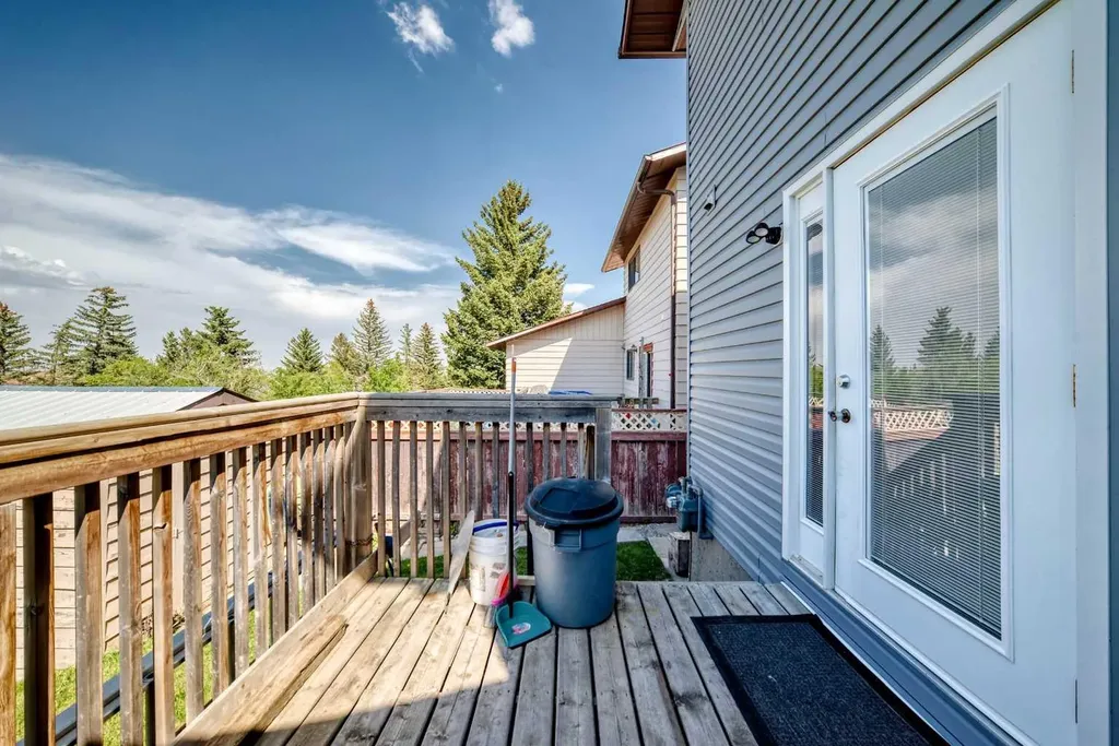 970 Berkley Drive NW Calgary AB T3K 1A2