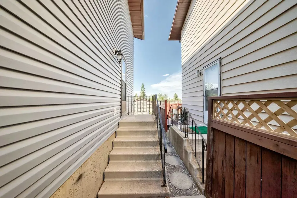 970 Berkley Drive NW Calgary AB T3K 1A2
