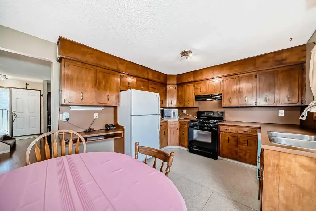 970 Berkley Drive NW Calgary AB T3K 1A2
