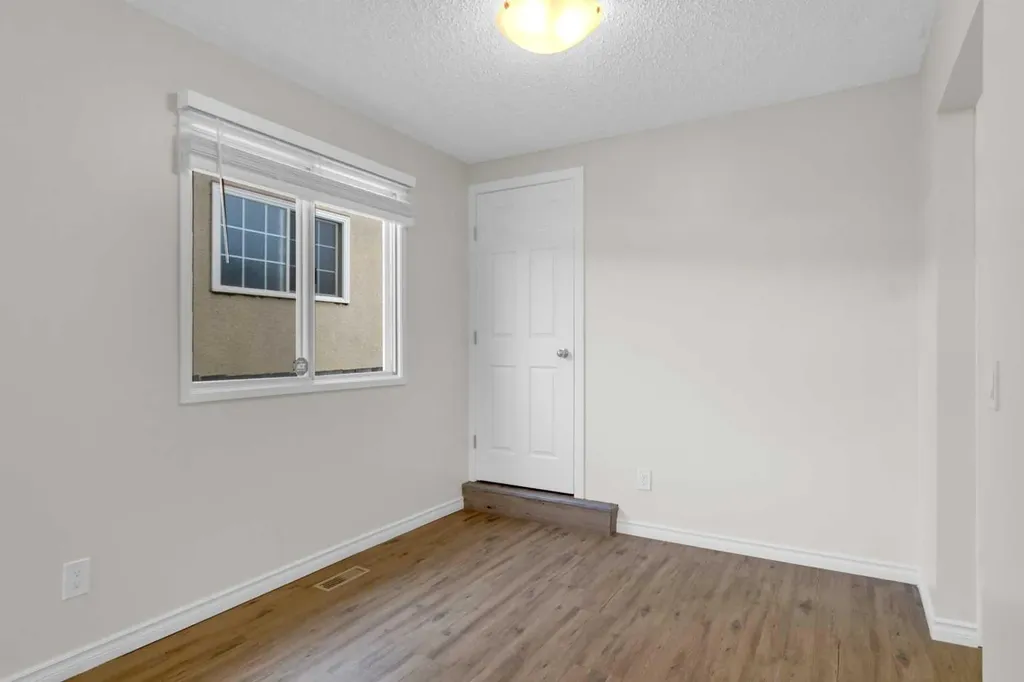 452 Queen Alexandra Way SE Calgary AB T2J 3P1