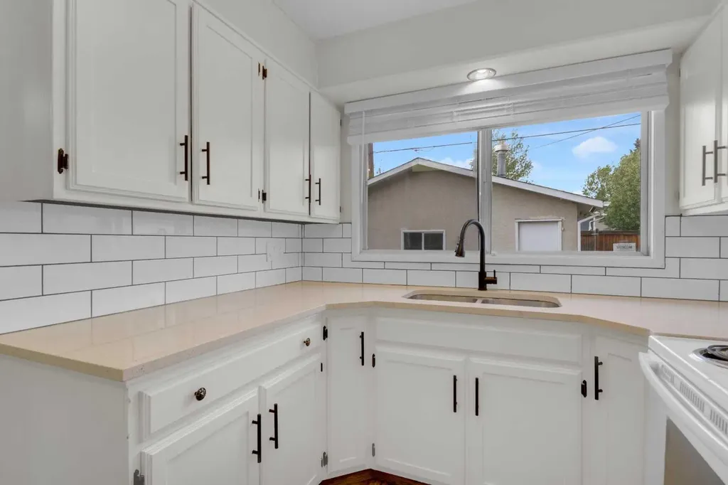 452 Queen Alexandra Way SE Calgary AB T2J 3P1