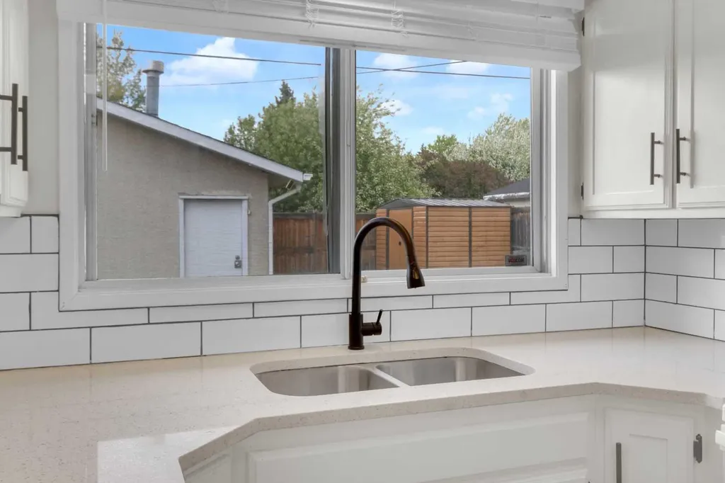 452 Queen Alexandra Way SE Calgary AB T2J 3P1