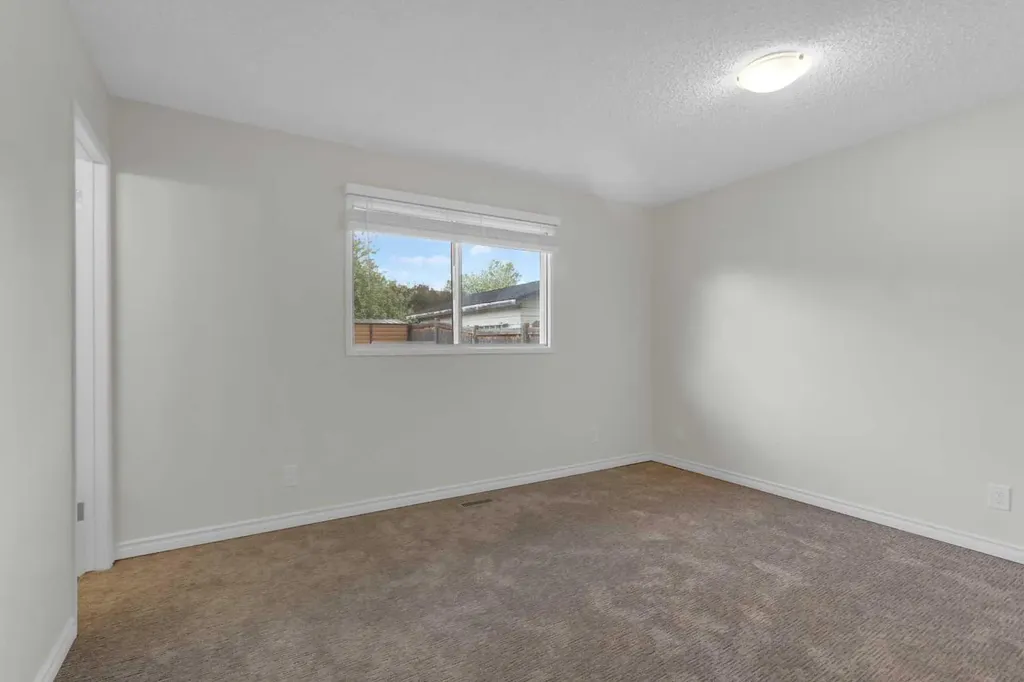 452 Queen Alexandra Way SE Calgary AB T2J 3P1