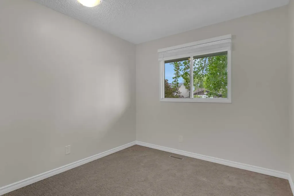 452 Queen Alexandra Way SE Calgary AB T2J 3P1