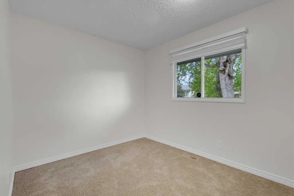 452 Queen Alexandra Way SE Calgary AB T2J 3P1