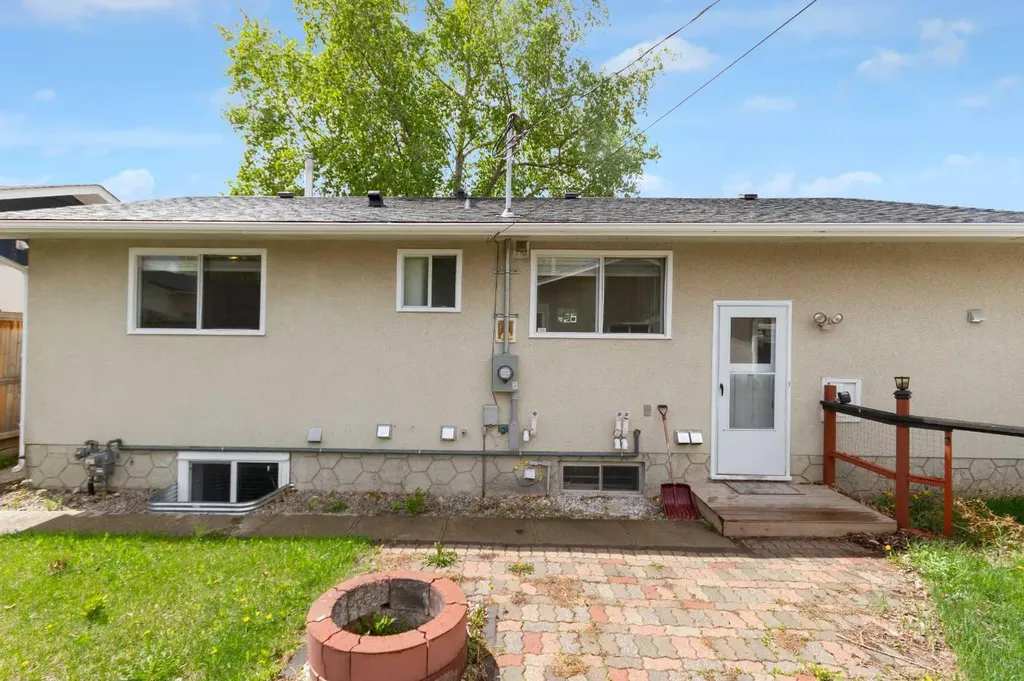 452 Queen Alexandra Way SE Calgary AB T2J 3P1