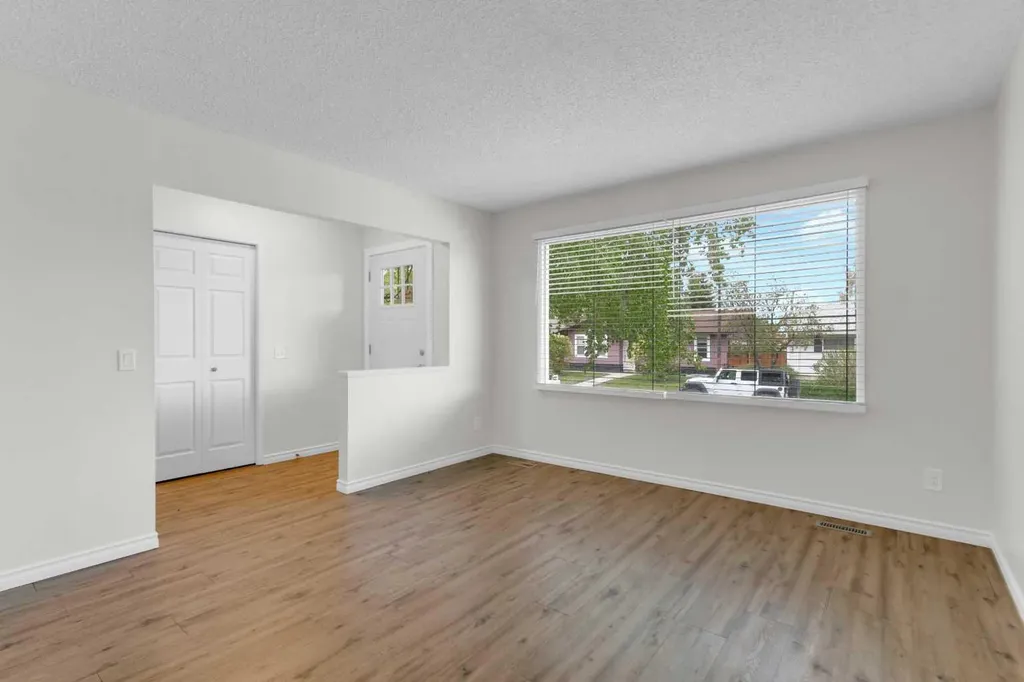 452 Queen Alexandra Way SE Calgary AB T2J 3P1