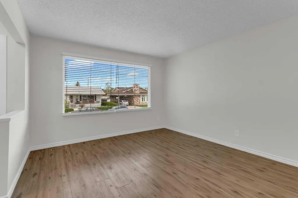 452 Queen Alexandra Way SE Calgary AB T2J 3P1