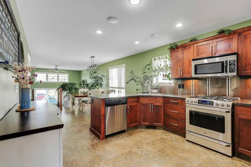 284 Vanson Close Red Deer AB T4R 0G6